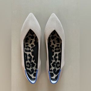 Brand new Rothy’s THE POINT II flat in Ecru. Size 8.5.
